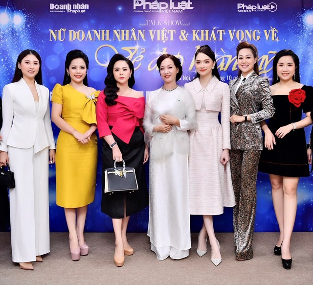 Doanh nh&acirc;n Trần Thị An ( An Nhi&ecirc;n) chụp ảnh kỷ niệm c&ugrave;ng c&aacute;c kh&aacute;ch mời tại talkshow