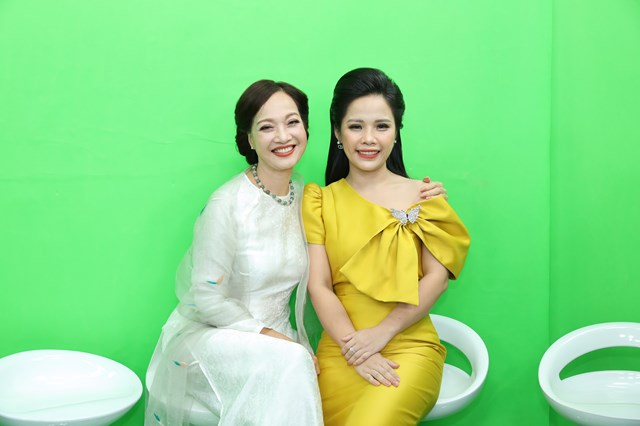 Doanh nh&acirc;n Trần Thị An chụp ảnh c&ugrave;ng NSND L&ecirc; Khanh&nbsp;