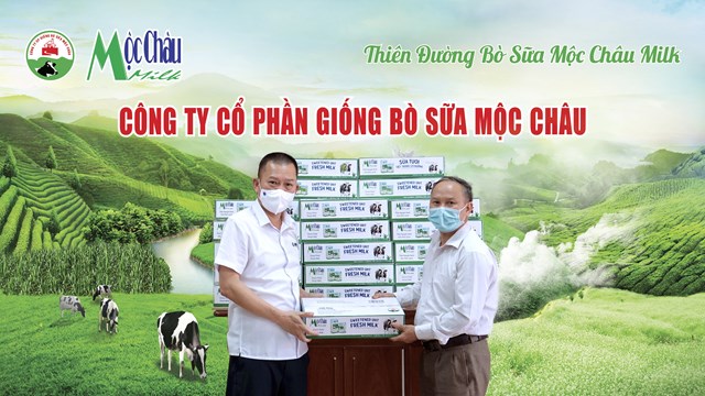 &Ocirc;ng Phạm Hải Nam - Tổng Gi&aacute;m đốcMộc Ch&acirc;u Milk trao tặng sản phẩm sữa tươi tới đại diện lực lượng tuyến đầu ph&ograve;ng chống Covid-19 tr&ecirc;n địa b&agrave;n huyện Mộc Ch&acirc;u, tỉnh Sơn La