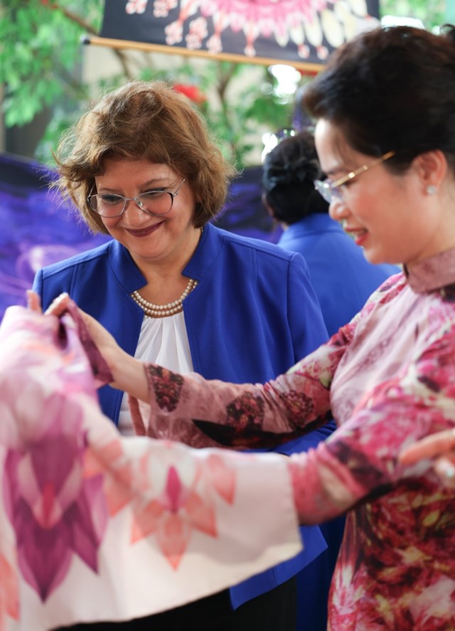 DeSilk: “Nhịp cầu” đưa văn h&#243;a tơ lụa Việt ra thế giới - Ảnh 2