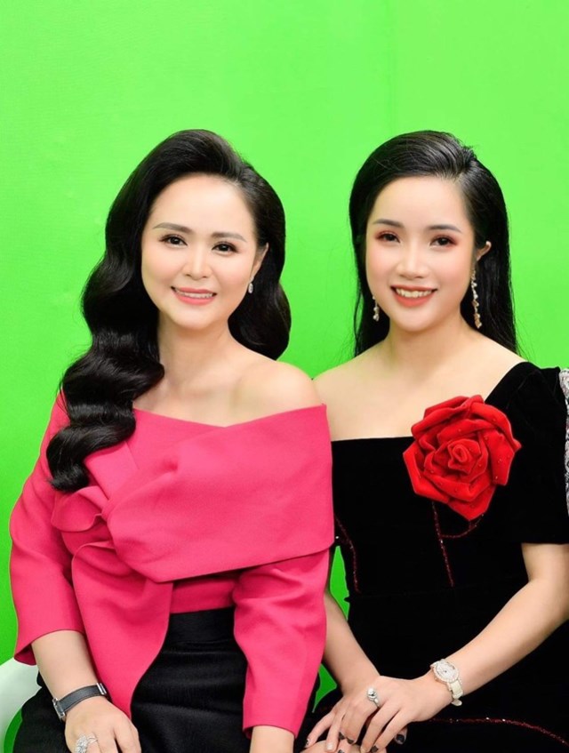 Doanh nhân Hương Ly bên Nữ hoàng Hoa hồng Bùi Thanh Hương