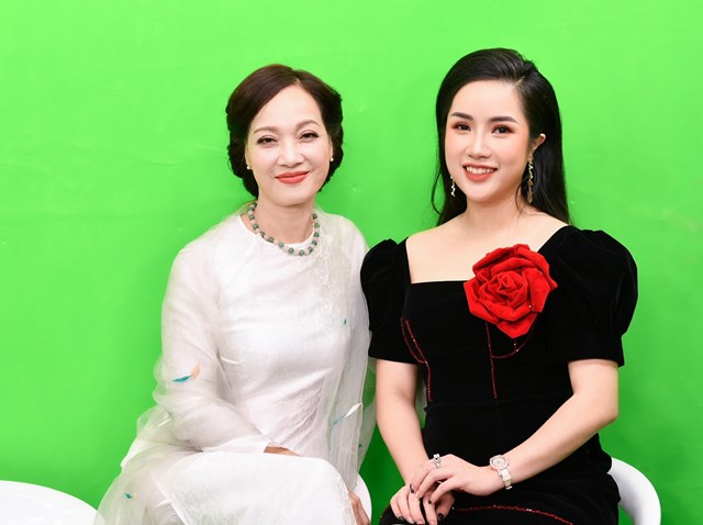 Doanh nhân Hương Ly chụp ảnh cùng NSND Lê Khanh