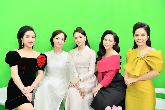 Doanh nhân Hương Ly cùng các khách mời xuất hiện tại talkshow