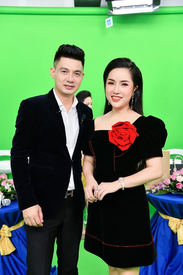 Doanh nhân Hương Ly cùng MC Tuấn Ngọc
