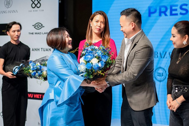 S Florist đồng h&#224;nh c&#249;ng Tuần lễ Thời trang Quốc tế Việt Nam Thu Đ&#244;ng 2023 - Ảnh 2