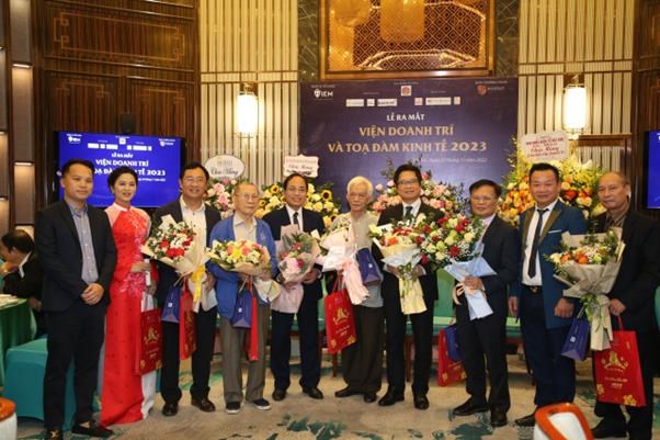 CEO L&ecirc; Dung được Ph&oacute; Chủ tịch TP H&agrave; Nội Nguyễn Mạnh Quyền tặng bằng khen của th&agrave;nh phố