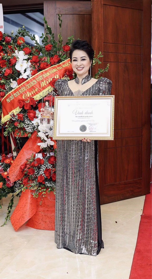 Sự vinh danh n&agrave;y ch&iacute;nh l&agrave; nhờ những nỗ lực v&agrave; th&agrave;nh t&iacute;ch vượt bậc trong đối với sự nghiệp t&oacute;c trong suốt 35 năm qua của NTM Huyền Hương