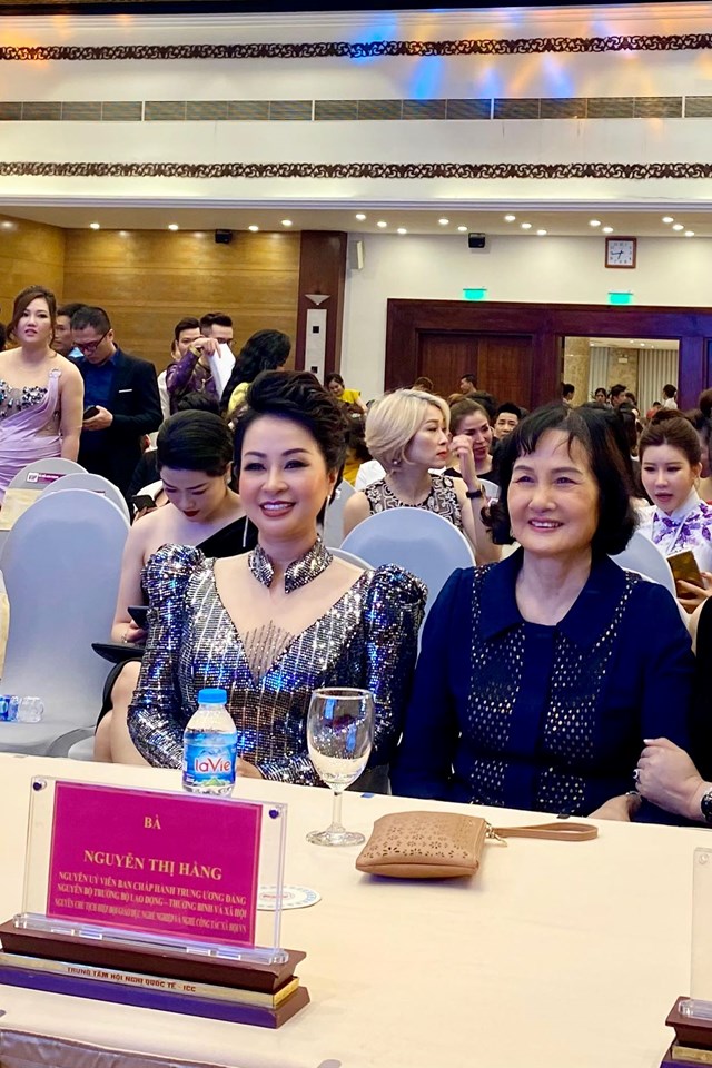 NTM Huyền Hương rạng rỡ ngồi ghế Cố vấn cao cấp Cuộc thi chung kết ng&#224;nh l&#224;m đẹp Việt Nam - Ảnh 1