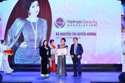 NTM Huyền Hương rạng rỡ ngồi ghế Cố vấn cao cấp Cuộc thi chung kết ng&#224;nh l&#224;m đẹp Việt Nam - Ảnh 4