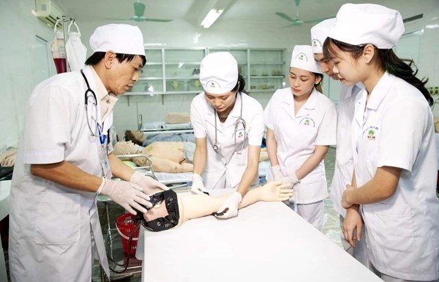 Trường Cao đẳng Y Dược Ph&#250; Thọ: Đẩy mạnh ứng dụng c&#244;ng nghệ trong đ&#224;o tạo v&#224; nghi&#234;n cứu khoa học  - Ảnh 2