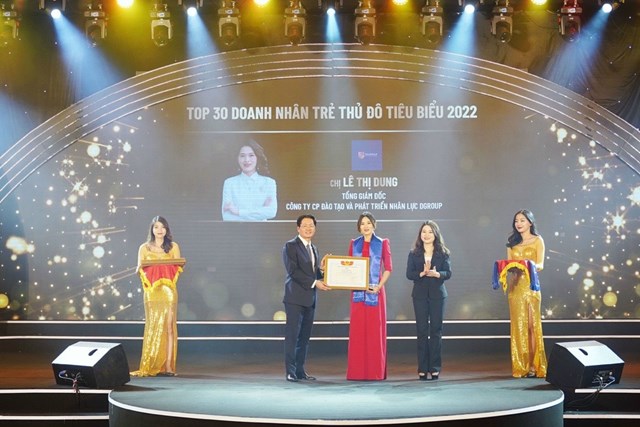 CEO L&ecirc; Dung tại Lễ vinh danh Top 30 Doanh nh&acirc;n trẻ Thủ đ&ocirc; ti&ecirc;u biểu 2022