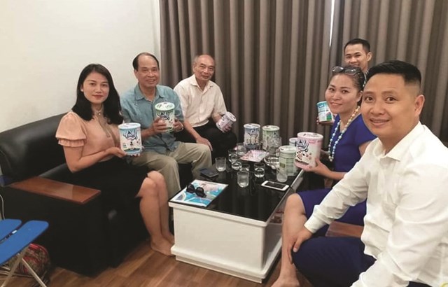 TS.Nguyễn Thiện Trưởng  - Nguyên Thứ trưởng Bộ Y tế và PGS.TS. Lê Nguyên Dương -   Phó Giám đốc Nhà máy sản xuất sữa Lucky Milk Việt Nam đến thăm văn phòng phân phối sữa của Công ty Forviet tại Hà Nội.