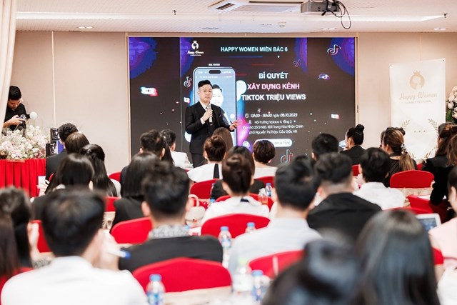 Diễn giả Tiến Ho&agrave;ng trong Talkshow &ldquo;B&iacute; quyết x&acirc;y dựng k&ecirc;nh Tiktok triệu view.