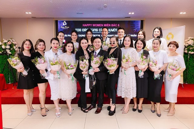 Diễn giả Tiến Ho&agrave;ng c&ugrave;ng c&aacute;c nữ doanh nh&acirc;n Happy Women