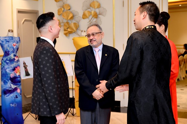 Ng&agrave;i đại sứ Mr. Ruben Omar Orozco Burgos đất nước xinh đẹp El Salvador đến ch&uacute;c mừng chương tr&igrave;nh

Ng&agrave;i Mr. Saadi Salama- ĐSQ PALESTINE c&ugrave;ng đại diện ĐSQ Ph&aacute;p đến ch&uacute;c mừng chương tr&igrave;nh