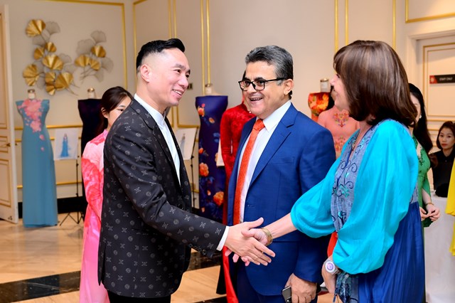 Ng&agrave;i Mr. Saadi Salama- ĐSQ PALESTINE c&ugrave;ng đại diện ĐSQ Ph&aacute;p đến ch&uacute;c mừng chương tr&igrave;nh