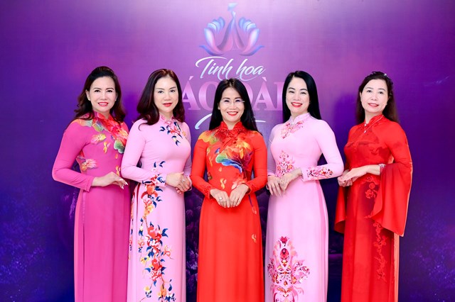 C&aacute;c nữ gi&aacute;o vi&ecirc;n tại tỉnh Quảng Ninh - nơi sẽ diễn ra chương tr&igrave;nh tiếp theo tới tham dự sự kiện

Nguy&ecirc;n Thứ trưởng Bộ VH-TT&amp;DL Đặng Thị B&iacute;ch Li&ecirc;n v&agrave; Đại sứ El Salvador tại Việt Nam Ruben Omar Orozco Burgos c&ugrave;ng con g&aacute;i l&agrave; ca sĩ Pamela Orozco v&agrave; nh&agrave; thiết kế Đỗ Trịnh Ho&agrave;i Nam


Doanh nh&acirc;n, nghệ sĩ Mai Thu Huyền c&ugrave;ng c&aacute;c doanh nh&acirc;n -những người y&ecirc;u &aacute;o d&agrave;i đ&ecirc;n ch&uacute;c mừng chương tr&igrave;nh.