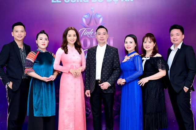 Doanh nh&acirc;n, nghệ sĩ Mai Thu Huyền c&ugrave;ng c&aacute;c doanh nh&acirc;n -những người y&ecirc;u &aacute;o d&agrave;i đ&ecirc;n ch&uacute;c mừng chương tr&igrave;nh.