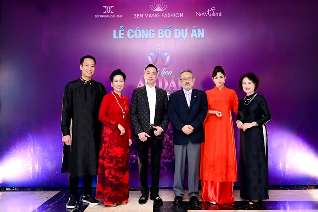 Nguy&ecirc;n Thứ trưởng Bộ VH-TT&amp;DL Đặng Thị B&iacute;ch Li&ecirc;n v&agrave; Đại sứ El Salvador tại Việt Nam Ruben Omar Orozco Burgos c&ugrave;ng con g&aacute;i l&agrave; ca sĩ Pamela Orozco v&agrave; nh&agrave; thiết kế Đỗ Trịnh Ho&agrave;i Nam