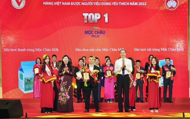 &Ocirc;ng Trần Quốc Huy, Gi&aacute;m đốc Marketing Mộc Ch&acirc;u Milk nhận chứng nhận tại Lễ t&ocirc;n vinh &ldquo;H&agrave;ng Việt Nam được người ti&ecirc;u d&ugrave;ng y&ecirc;u th&iacute;ch&rdquo; năm 2022