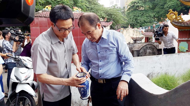 Phó Thủ tướng Vũ Đức Đam và PGS.TS Trần Đắc Phu kiểm tra công tác phòng chống SXH tại cơ sở