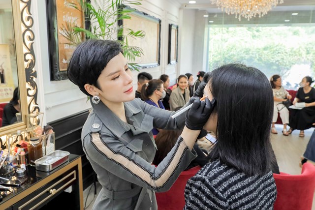 Master Ngoan Minh Vương từ DJ t&agrave;i năng đến một chuy&ecirc;n gia nổi tiếng trong lĩnh vực phun xăm thẩm mỹ.