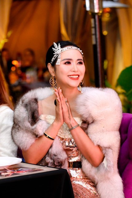Chủ tịch mạng lưới Happy Women Leader Network rạng ngời trong tiệc sinh nhật.