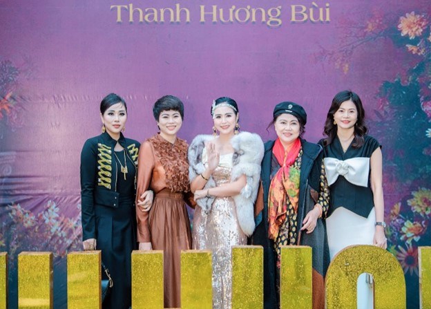 Người th&acirc;n của nữ doanh nh&acirc;n B&ugrave;i Thanh Hương tại tiệc sinh nhật.