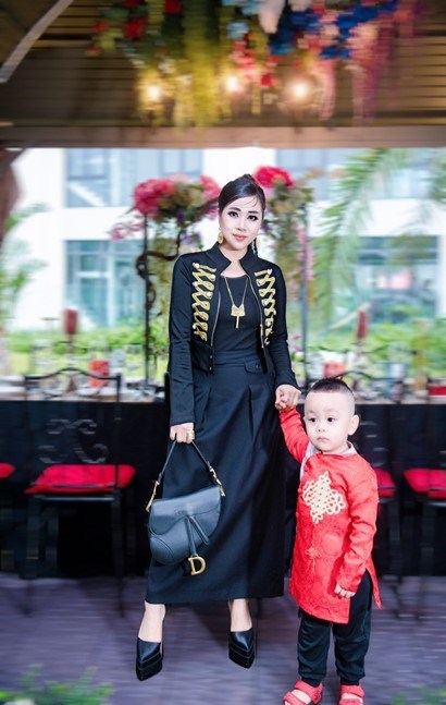 Thanh Huyền thu h&uacute;t với vẻ đẹp mặn m&agrave; của tuổi 39 với cậu con trai kh&aacute;u khỉnh.