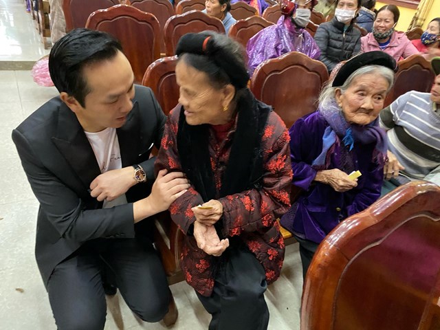 Chủ tịch Nguyễn Mạnh H&agrave; chia sẻ những kh&oacute; khăn với b&agrave; con v&ugrave;ng lũ
