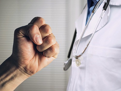 Giảm trừ bạo h&#224;nh tại c&#225;c cơ sở kh&#225;m chữa bệnh: Cần thiết ban h&#224;nh Luật An ninh y tế!  - Ảnh 2