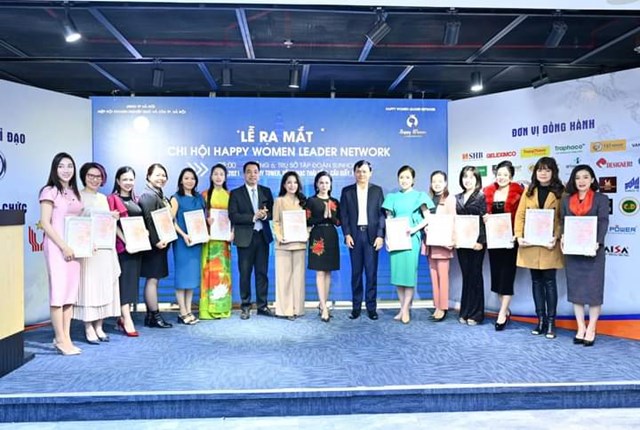 C&aacute;c th&agrave;nh vi&ecirc;n n&ograve;ng cốt của mạng lưới Happy chụp ảnh c&ugrave;ng l&atilde;nh đạo Hanoisme Women Leader Network.&nbsp;