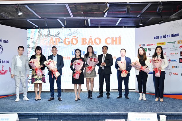 TS.Mạc Quốc Anh tặng hoa cho các nhà tài trợ, đồng hành cùng chương trình