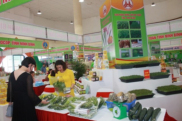 Hội chợ Nông sản, thực phẩm, sản phẩm OCOP tại tuyến phố đi bộ Trịnh Công Sơn, quận Tây Hồ, Hà Nội