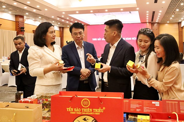 C&aacute;c đại biểu tham quan gian h&agrave;ng của&nbsp;Yến S&agrave;o Thi&ecirc;n Triều