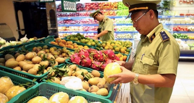 Lực lượng chức năng kiểm tra chuy&ecirc;n ng&agrave;nh c&aacute;c cơ sở sản xuất, kinh doanh thực phẩm. Ảnh minh họa