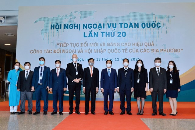 Bộ trưởng B&ugrave;i Thanh Sơn chụp ảnh lưu niệm c&ugrave;ng đại diện 3 thương hiệu BRG Golf; Hapro v&agrave; Gốm Chu Đậu tại Hội nghị Ngoại vụ To&agrave;n quốc lần thứ 20.&nbsp;