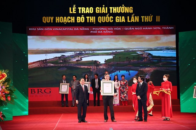 Đại diện Tập đo&agrave;n BRG nhận Giải Đặc biệt cho dự &aacute;n S&acirc;n g&ocirc;n VinaCapital Đ&agrave; Nẵng.&nbsp;