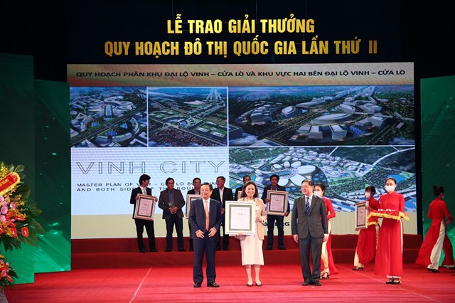 Đại diện Tập đo&agrave;n BRG nhận Giải V&agrave;ng cho Quy hoạch tổng thể Đại lộ Vinh - Cửa L&ograve; v&agrave; hai b&ecirc;n trục Đại lộ Vinh - Cửa L&ograve; (Nghệ An).&nbsp;