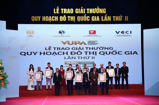 Đại diện Tập đo&agrave;n BRG (h&agrave;ng đầu ti&ecirc;n, thứ 2 từ tr&aacute;i sang) nhận Giải Bạc cho Quy hoạch Khu đ&ocirc; thị du lịch ven biển tại x&atilde; Quảng Nham v&agrave; Quảng Thạch (Quảng Xương, Thanh H&oacute;a).&nbsp;&nbsp;
