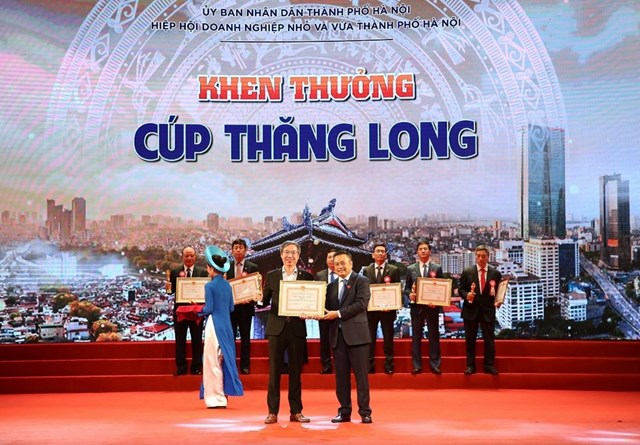 Đại diện Tập đo&agrave;n BRG nhận giải thưởng C&uacute;p Thăng Long 2022