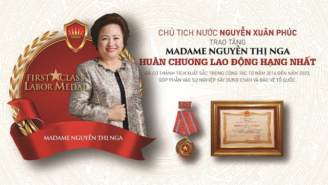 Với những đ&oacute;ng g&oacute;p của m&igrave;nh, b&agrave; Nguyễn Thị Nga đ&atilde; vinh dự được Chủ tịch nước trao tặng Hu&acirc;n chương Lao động hạng Nhất