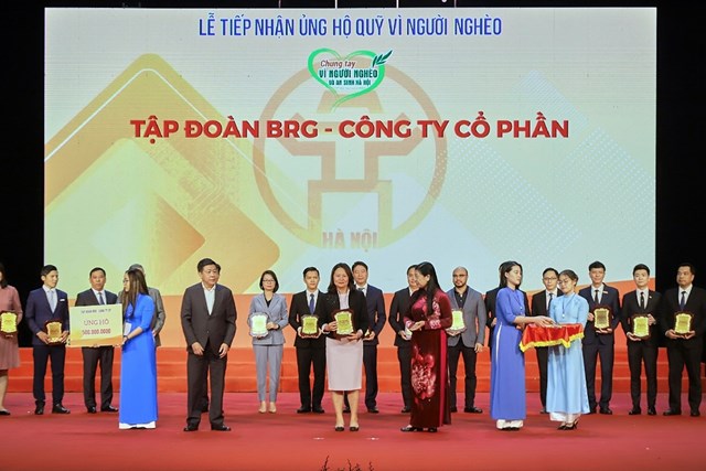 Đại diện Tập đo&agrave;n BRG ủng hộ 500 triệu đồngcho Quỹ v&igrave; người ngh&egrave;o th&agrave;nh phố H&agrave; Nội năm 2022