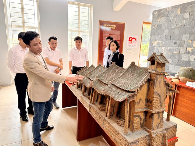 Nghệ nh&acirc;n Phương giới thiệu về m&ocirc; h&igrave;nh l&agrave;ng gốm xưa