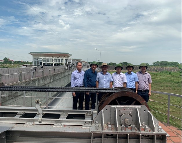 L&atilde;nh đạp đơn vị kiểm tra cống Long Tửu, Điếm canh đ&ecirc; Xu&acirc;n Canh.&nbsp;