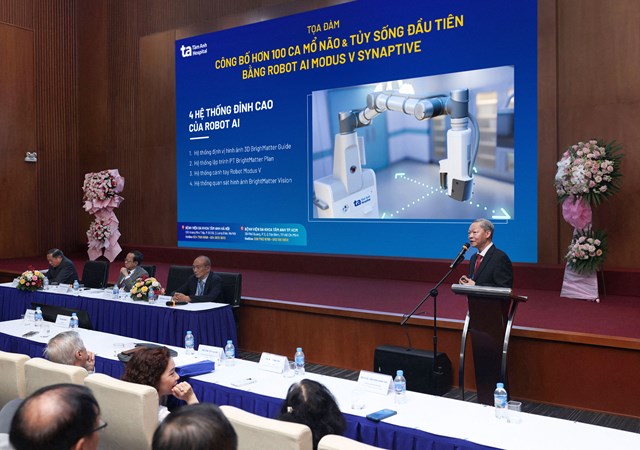 ThS.BS.CKII Chu Tấn Sĩ -chia sẻ tại buổi tọa đ&agrave;m c&ocirc;ng bố 100 ca mổ u n&atilde;o, u tủy sống v&agrave; đột quỵ xuất huyết n&atilde;o đầu ti&ecirc;n bằng Robot AI Modus V Synaptive. Ảnh: Bệnh viện Đa khoa T&acirc;m Anh TP.HCM.