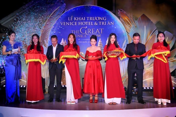 V&agrave;o ng&agrave;y 22.12.2023 Venice Hotel ch&iacute;nh thức được khai trương v&agrave; đi v&agrave;o hoạt động hơn 2 năm thiết kế v&agrave; t&ocirc;n tạo.&nbsp;CEO Ngọc H&agrave; -&nbsp; TGĐ Venice Hotel Ph&uacute; Quốc cắt băng khai trương kh&aacute;ch sạn.