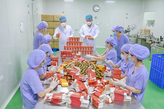 Ban lãnh đạo Công ty Bảo Trí giám sát dây chuyền sản xuất của nhà máy
