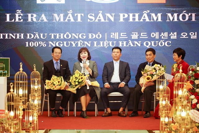  Các khách mời trao đổi, chia sẻ về sản phẩm tinh dầu thông đỏ