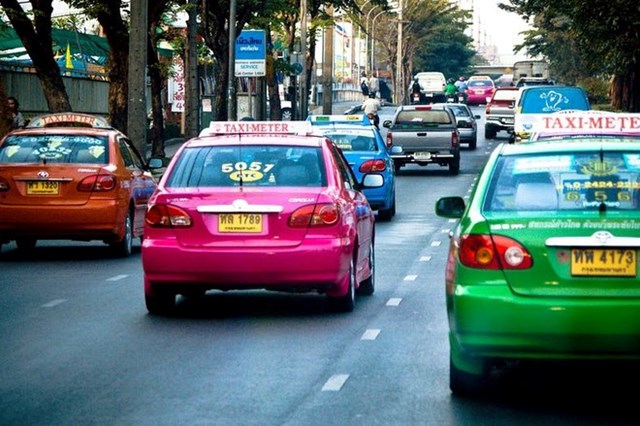 Xe taxi tại Th&aacute;i Lan lu&ocirc;n sặc sỡ sắc m&agrave;u.